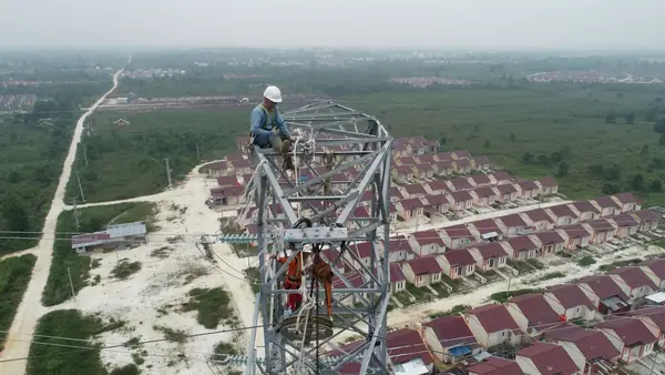 Pembangunan tower transmisi 150 kV