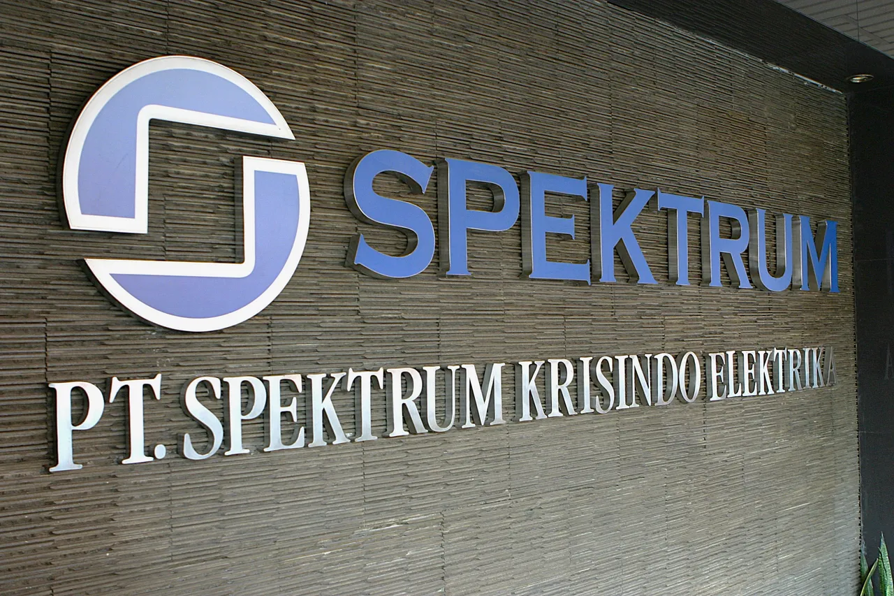 Teknisi merakit panel listrik di Spektrum Krisindo Elektrika