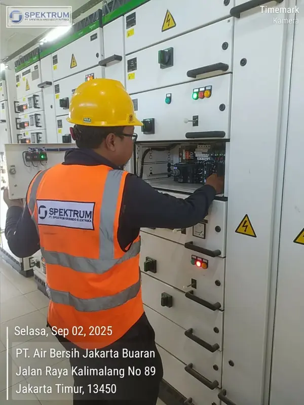 Teknisi mengerjakan panel MCC baru untuk sistem waste basin