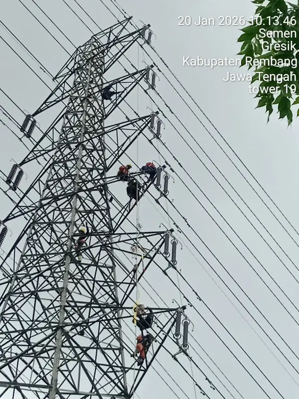 Kru mengganti isolator komposit di tower transmisi 150 kV