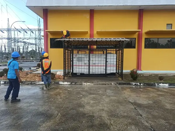 Pemasangan genset untuk area transmisi