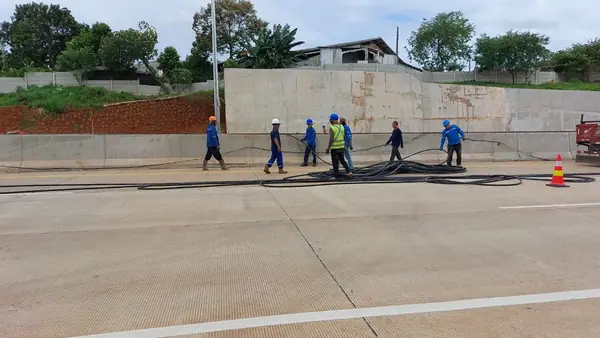 Penerangan jalan di sepanjang Tol Cinere Serpong