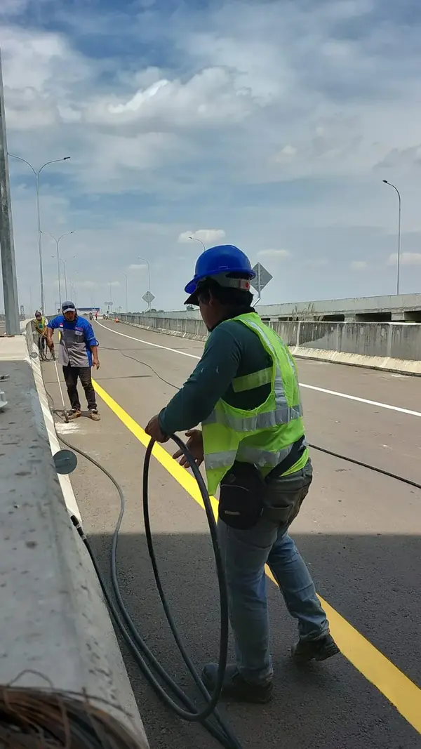 Pekerjaan kabel PJU di sepanjang Tol Cibitung Cilincing